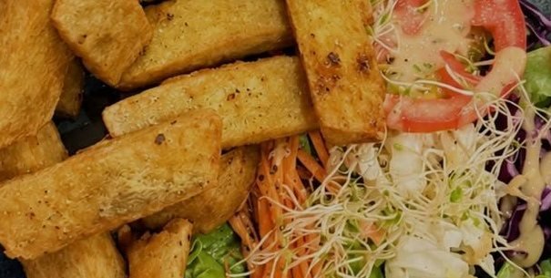 Frites de taro dorées et salade mixte servies avec le rosbeef